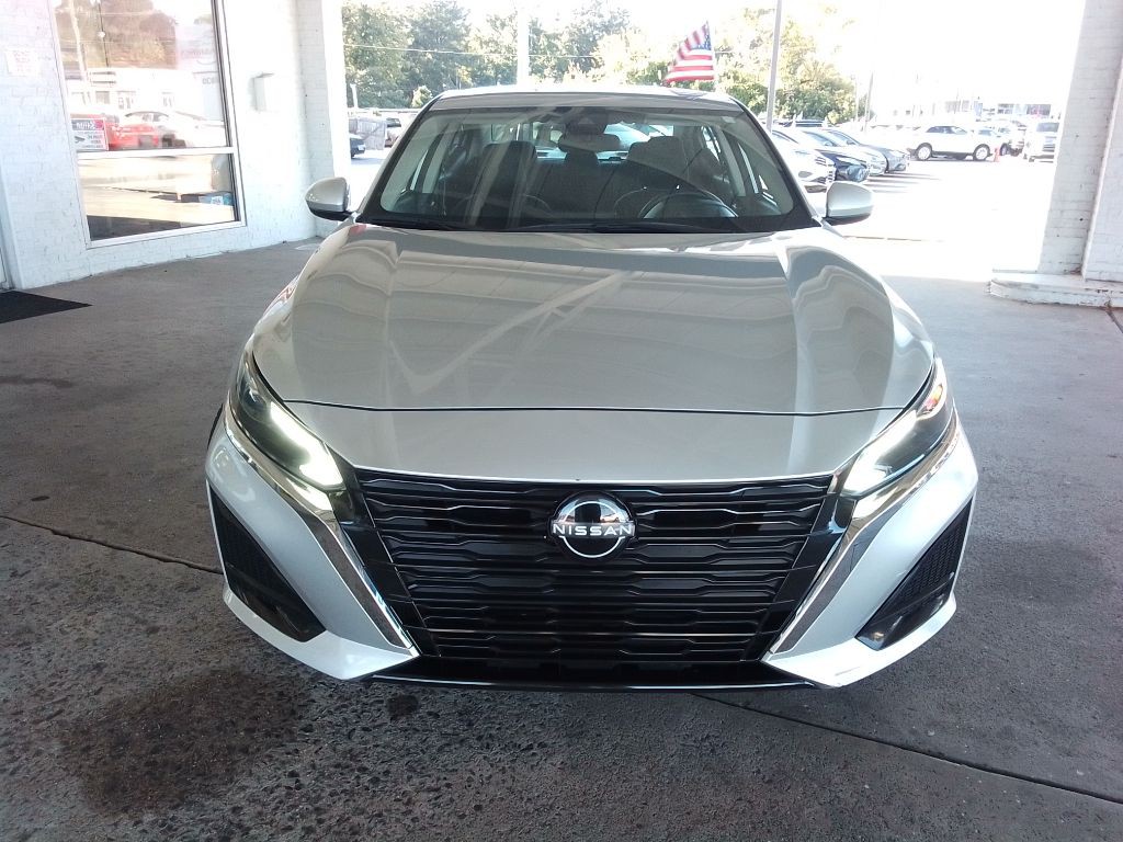 2023 Nissan Altima Image 2