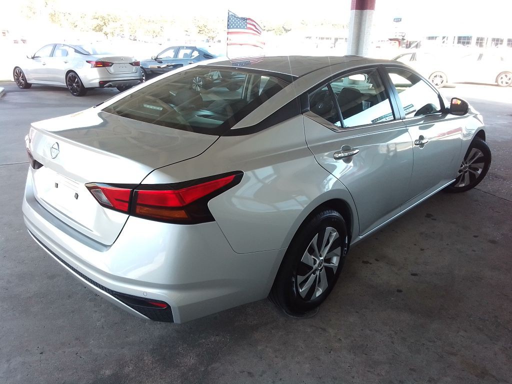 2023 Nissan Altima Image 5