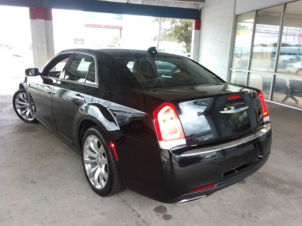 2019 Chrysler 300 Image 4