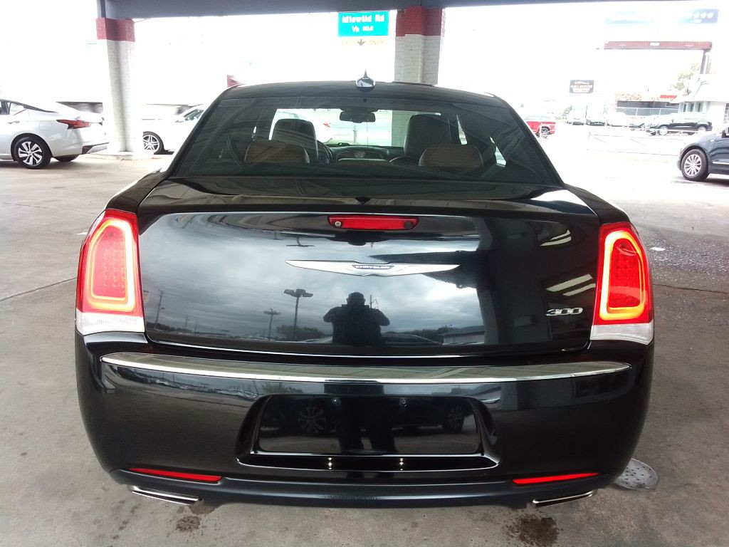 2019 Chrysler 300 Image 6