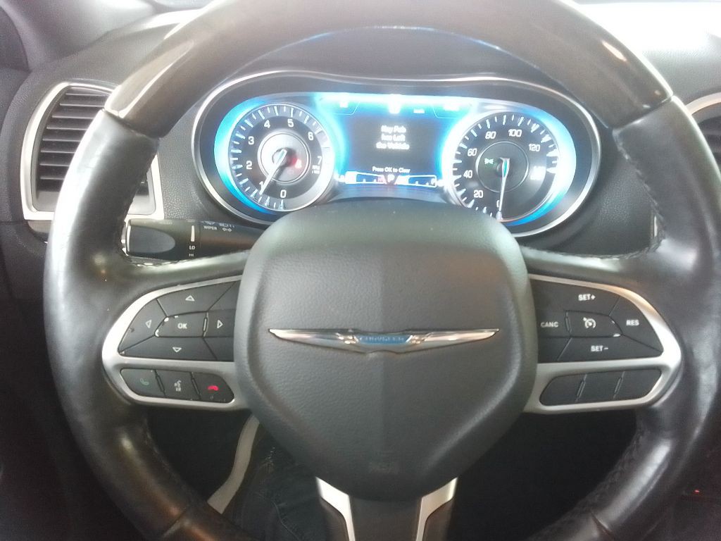 2019 Chrysler 300 Image 8