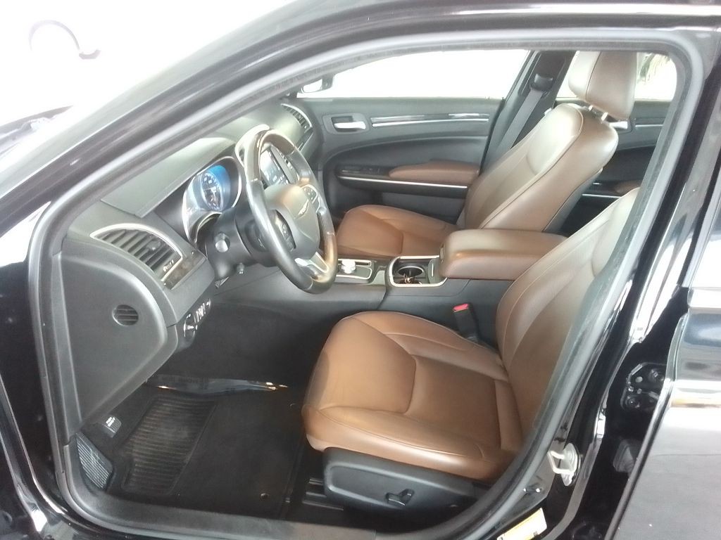 2019 Chrysler 300 Image 13