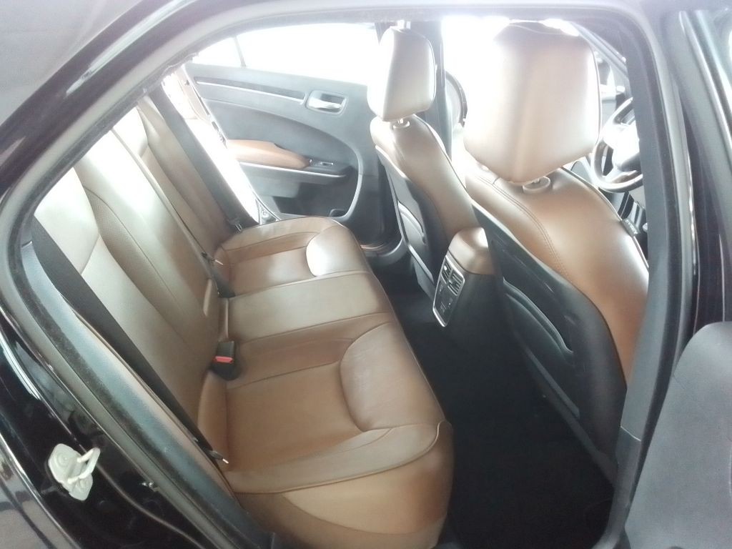 2019 Chrysler 300 Image 16