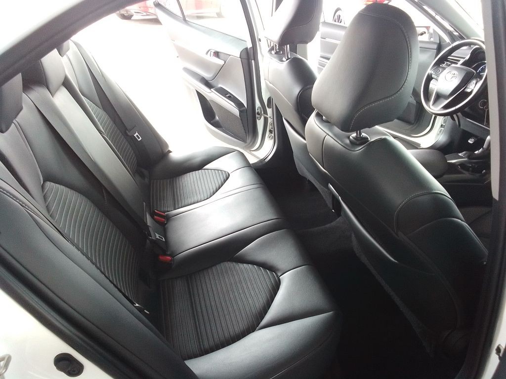 2019 Toyota Camry Image 16