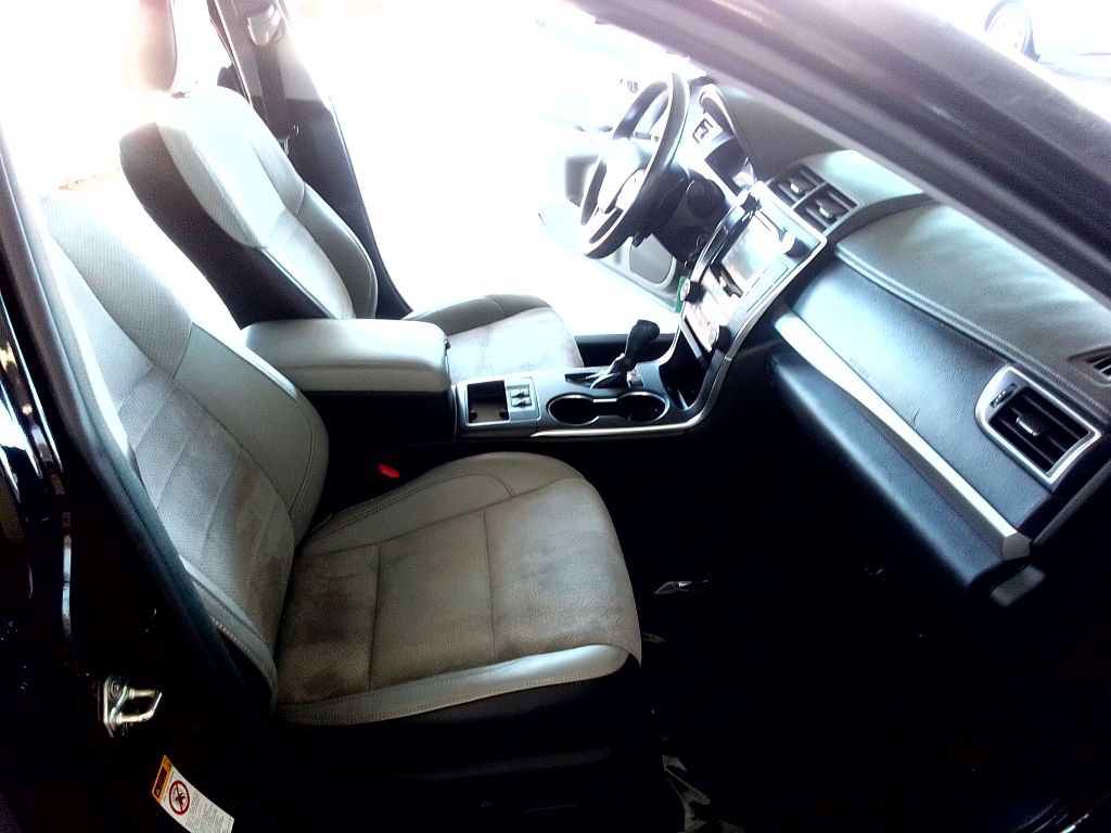 2017 Toyota Camry Image 16