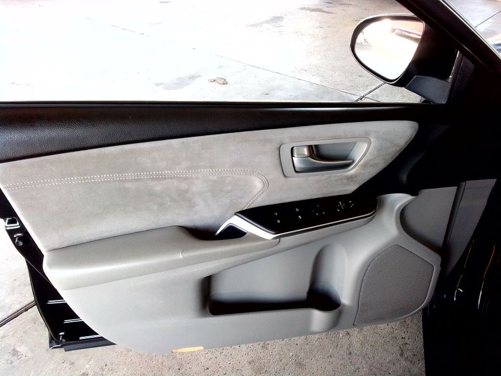 2017 Toyota Camry Image 19