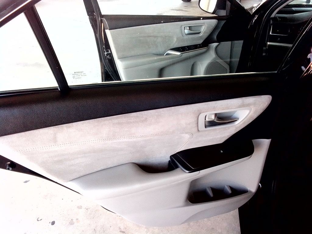 2017 Toyota Camry Image 20