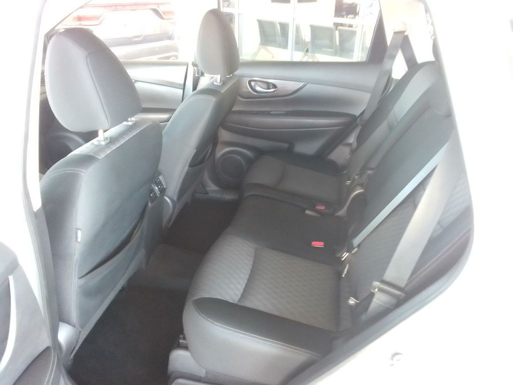2017 Nissan Rogue Image 16