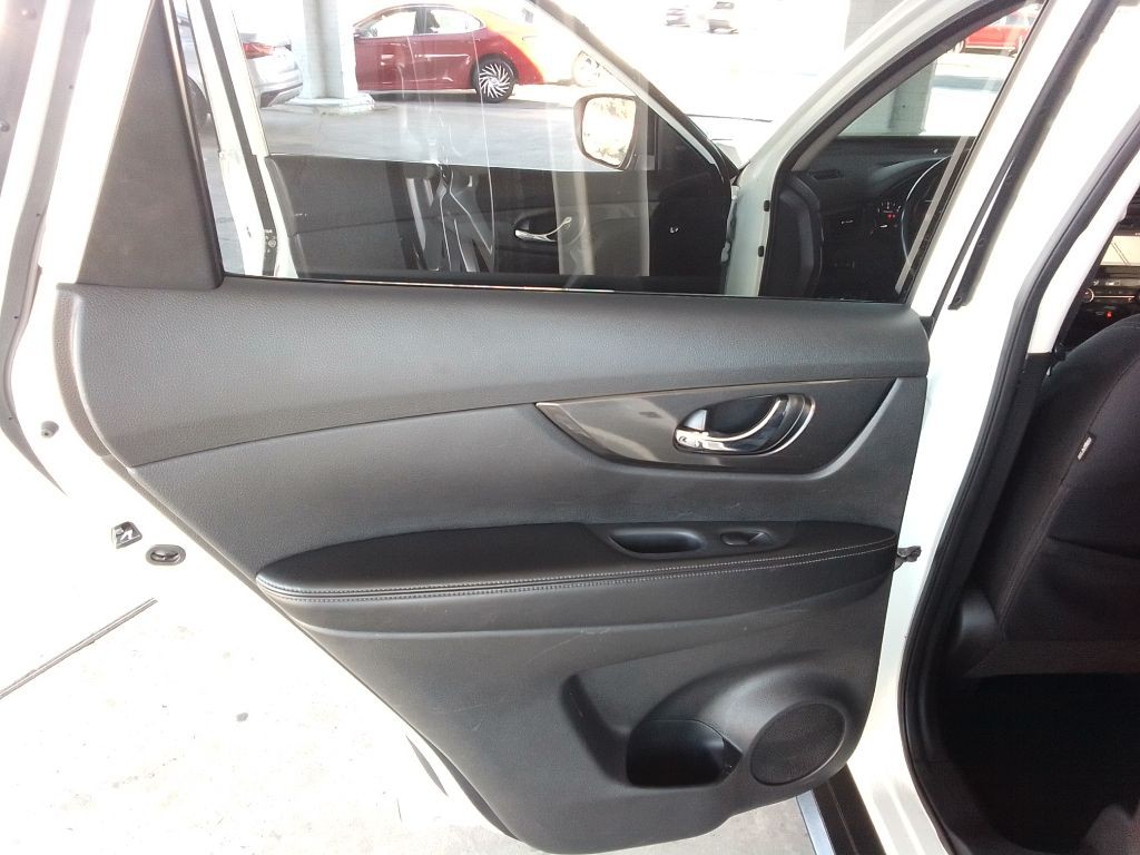 2017 Nissan Rogue Image 21