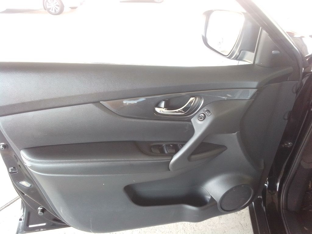 2017 Nissan Rogue Image 18