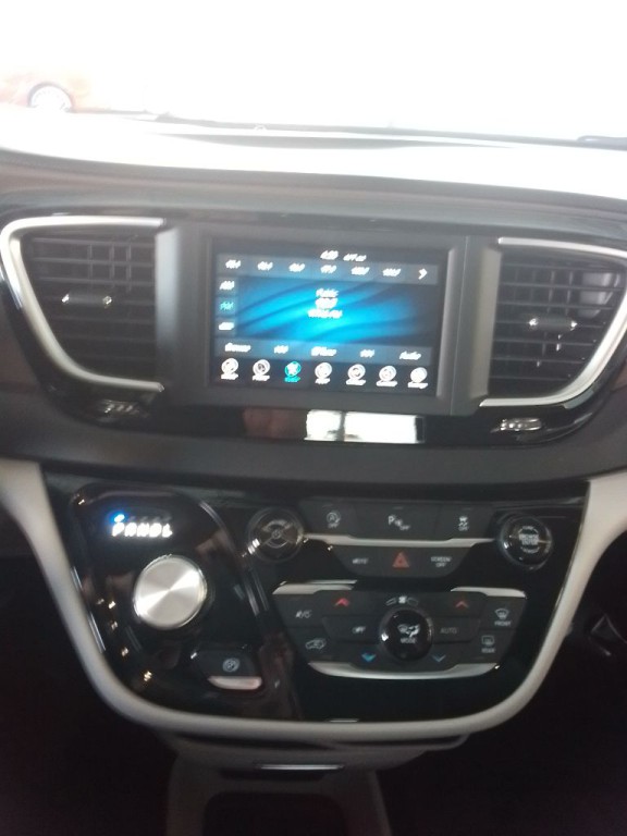 2018 Chrysler Pacifica Image 9