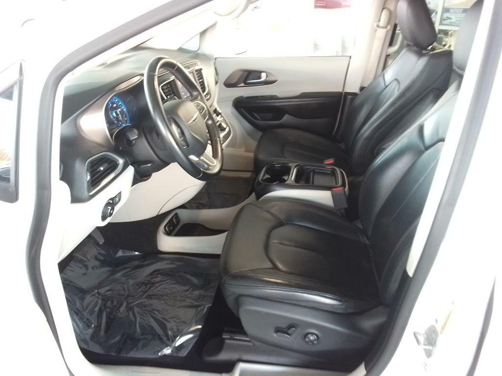 2018 Chrysler Pacifica Image 16