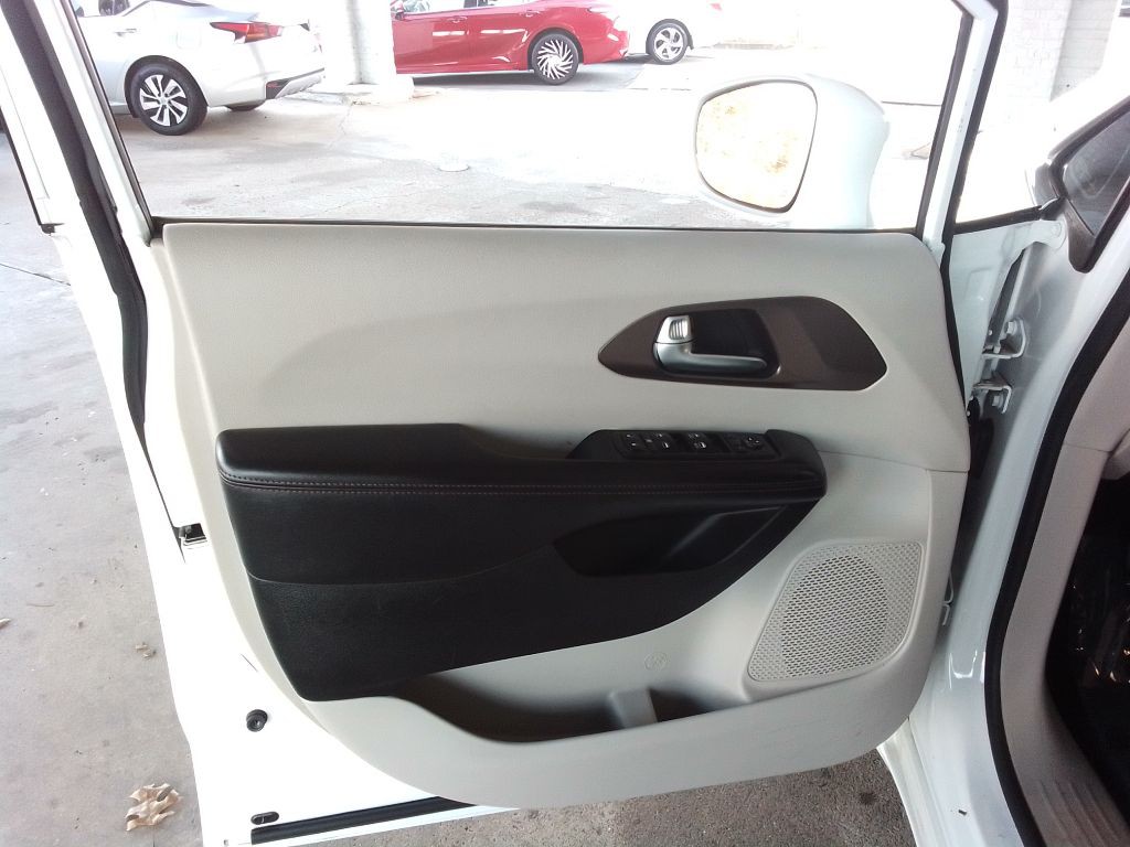 2018 Chrysler Pacifica Image 23