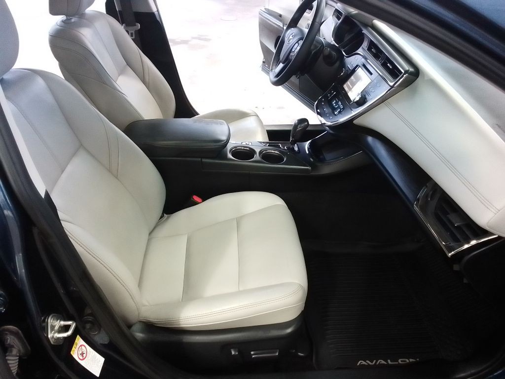 2017 Toyota Avalon Image 18
