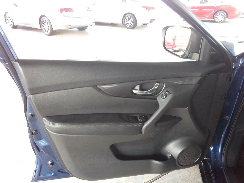 2018 Nissan Rogue Image 17