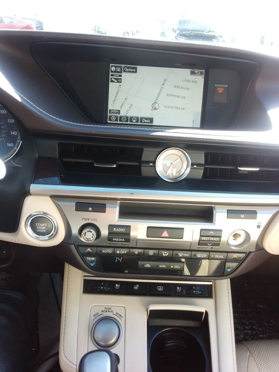 2016 Lexus ES Image 9