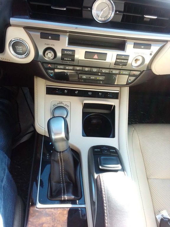 2016 Lexus ES Image 10