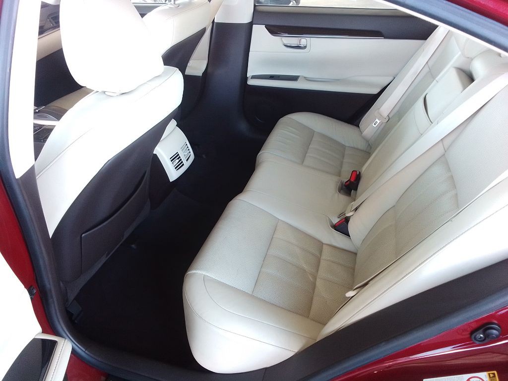 2016 Lexus ES Image 19