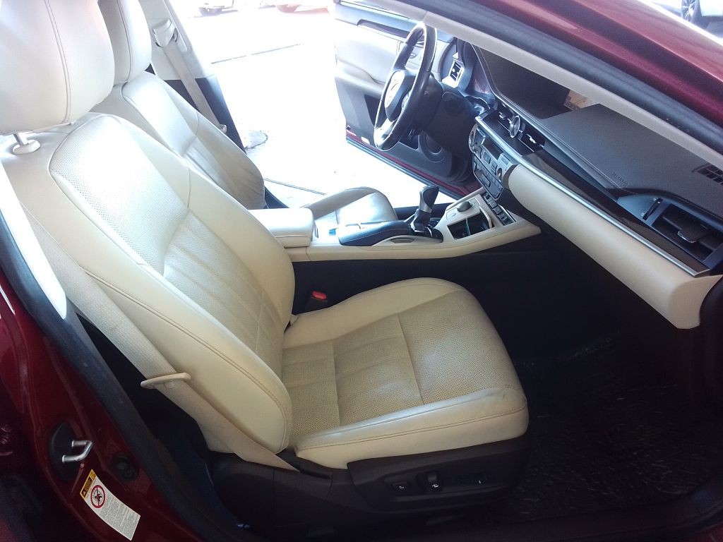 2016 Lexus ES Image 20