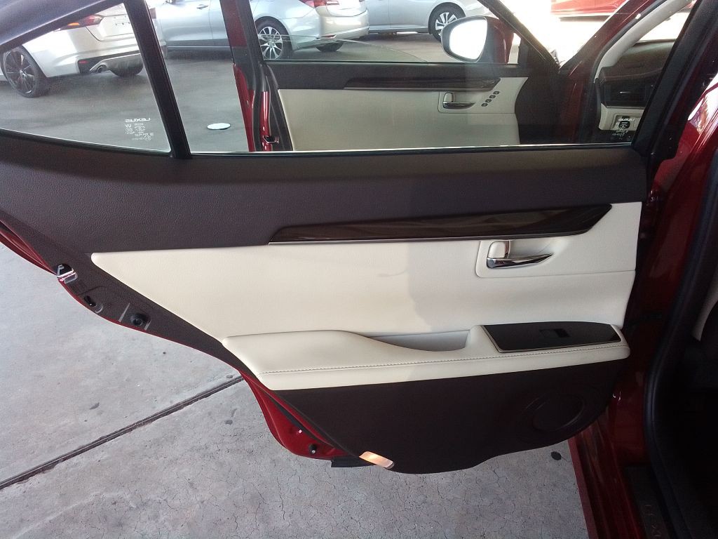 2016 Lexus ES Image 24