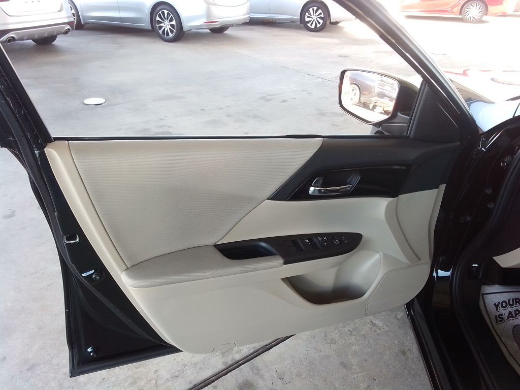 2017 Honda Accord Image 18