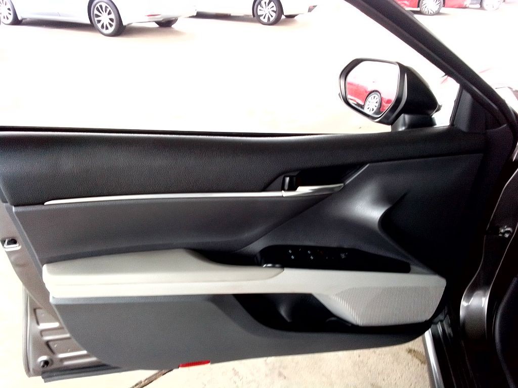 2020 Toyota Camry Image 19