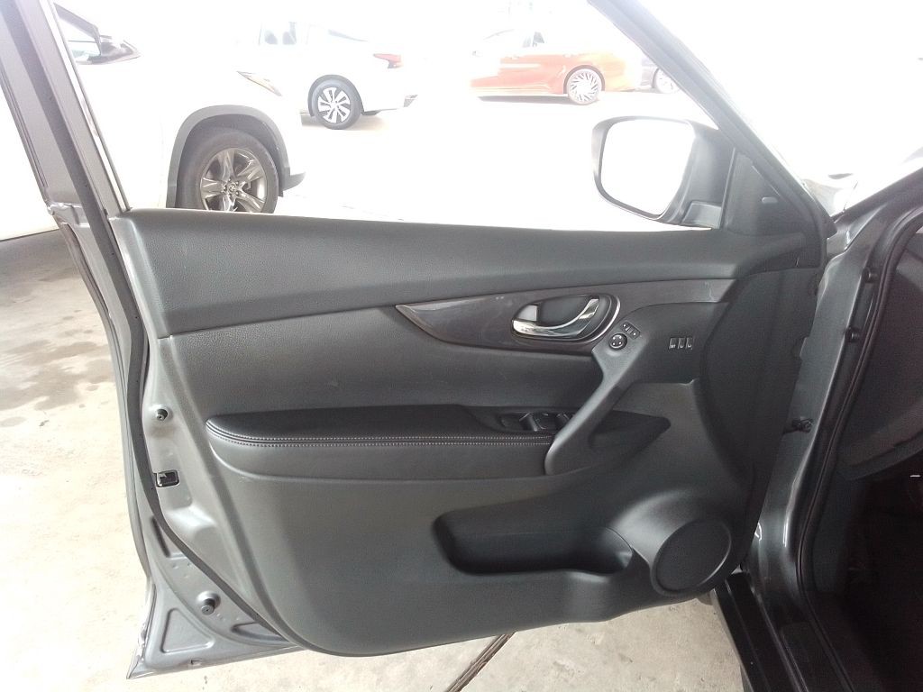 2018 Nissan Rogue Image 17