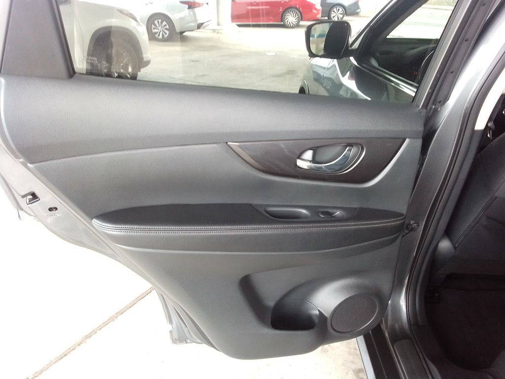 2018 Nissan Rogue Image 18