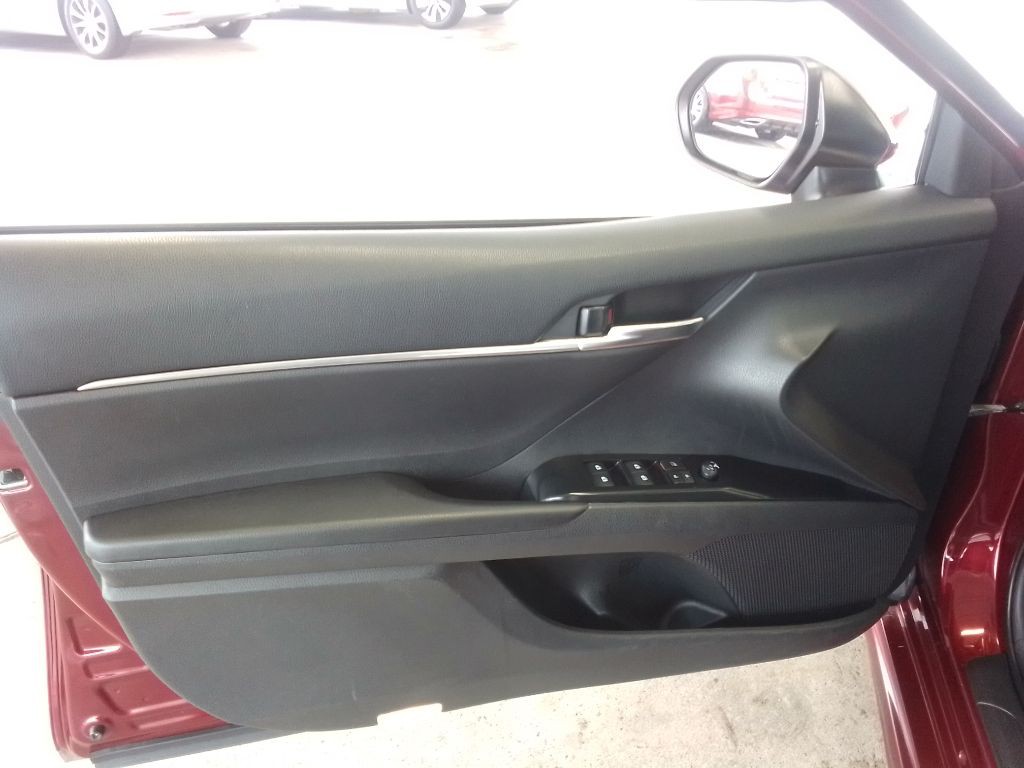 2018 Toyota Camry Image 18