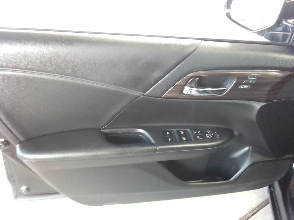 2016 Honda Accord Image 19