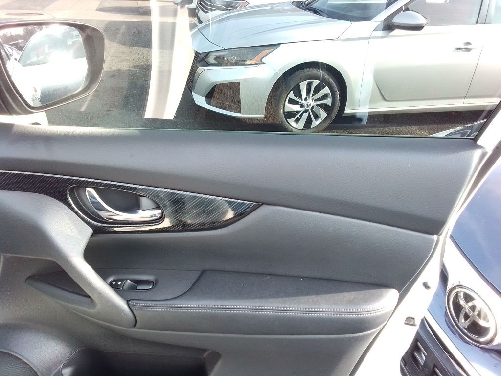 2017 Nissan Rogue Image 23