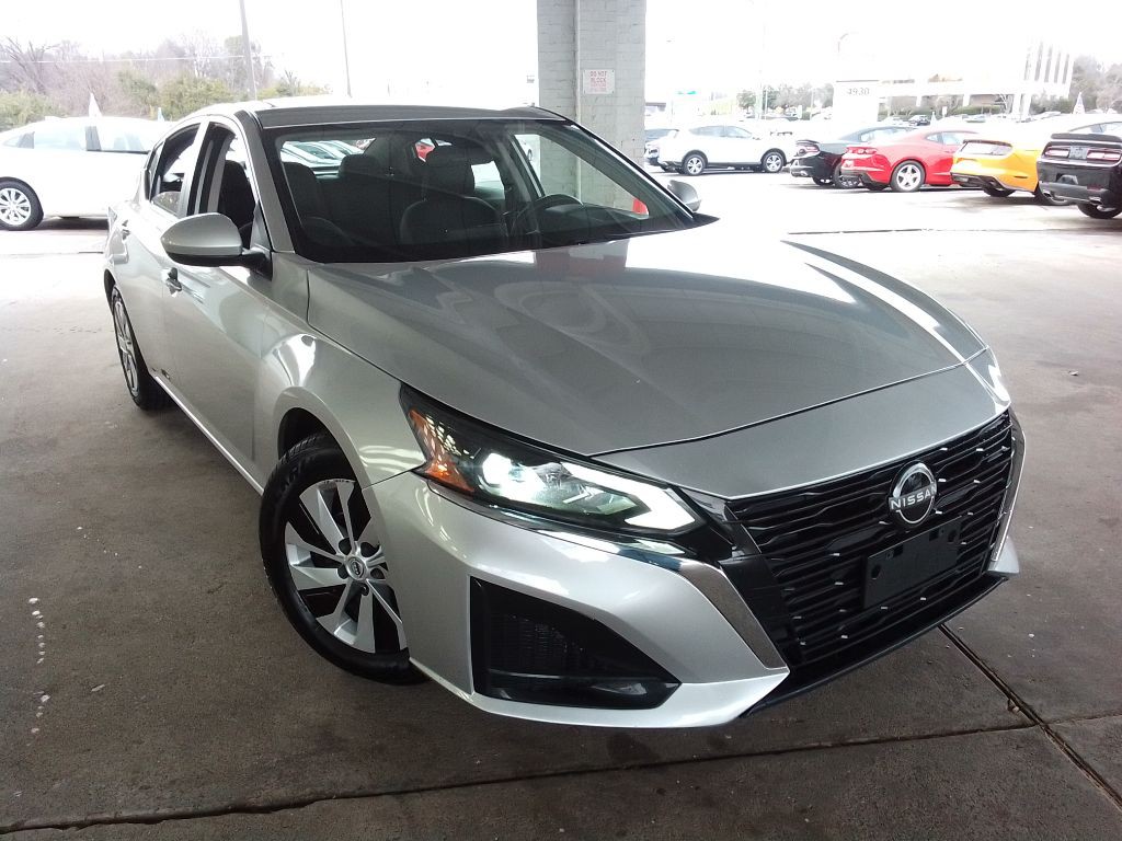 2023 Nissan Altima Image 2