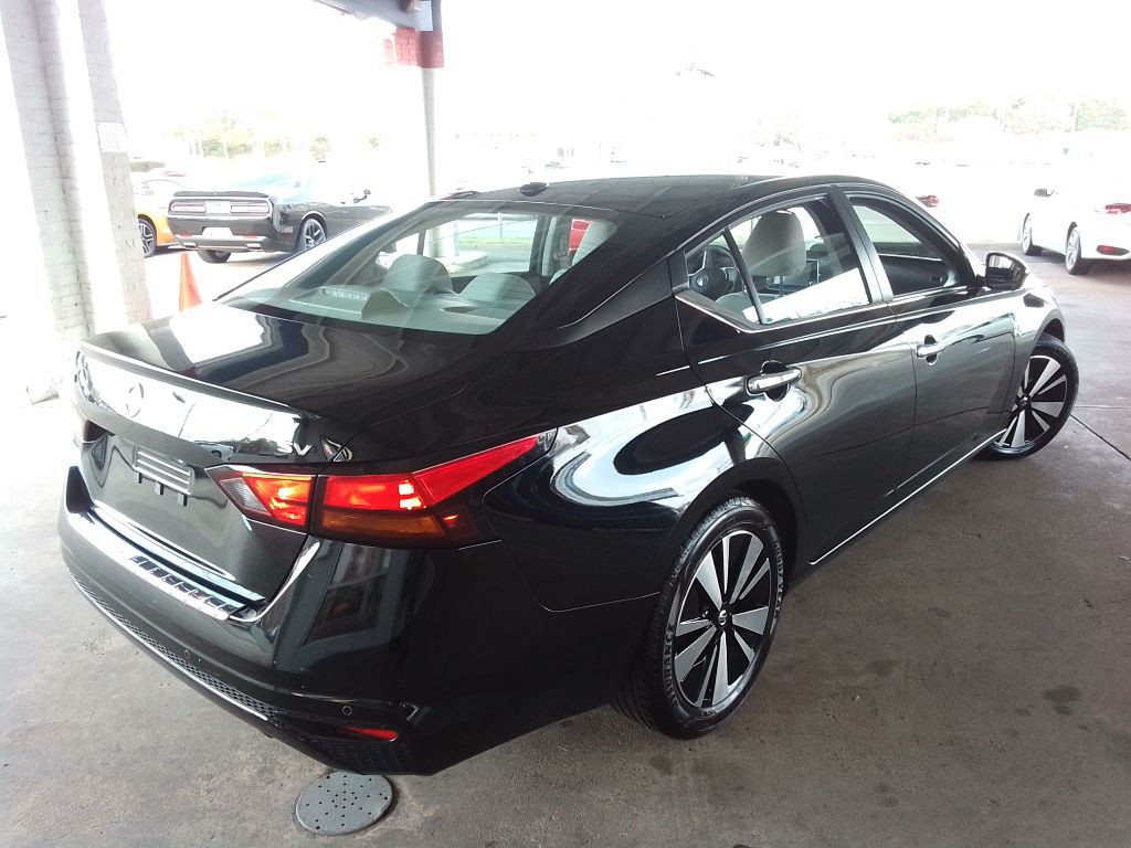 2022 Nissan Altima Image 5