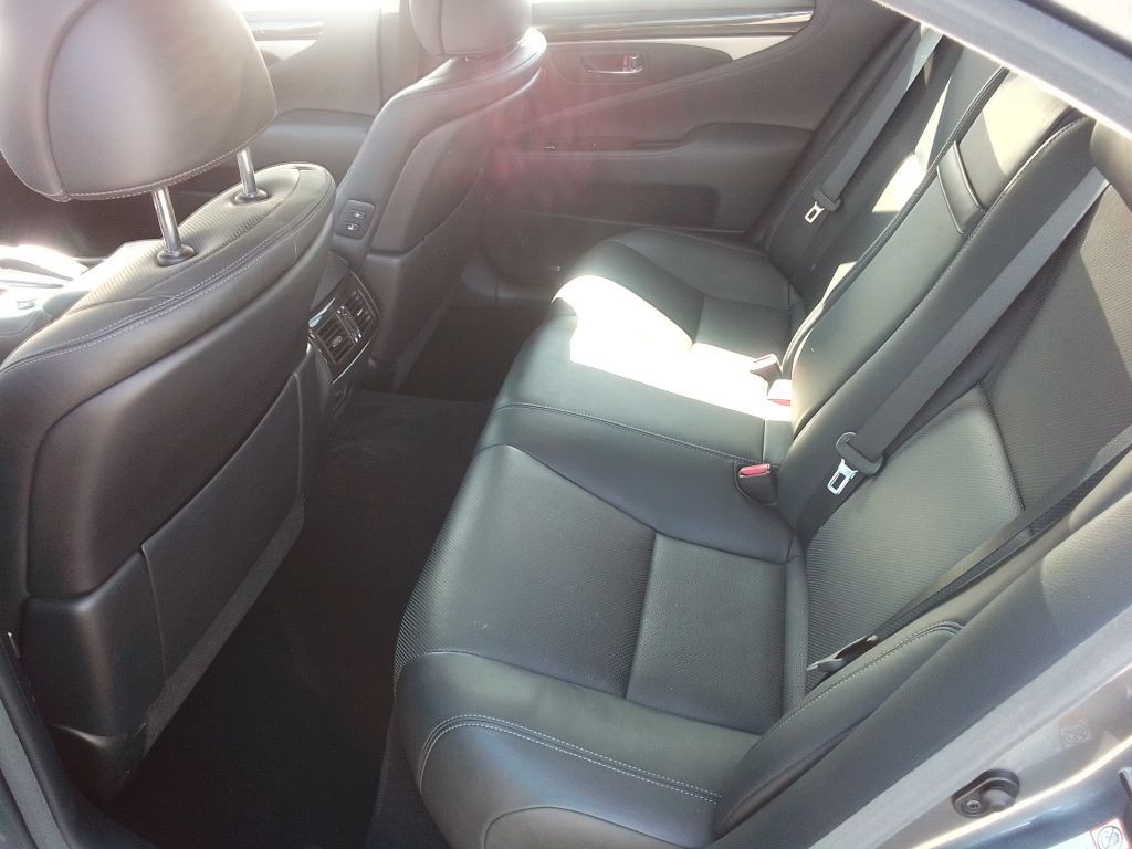 2015 Lexus LS Image 16