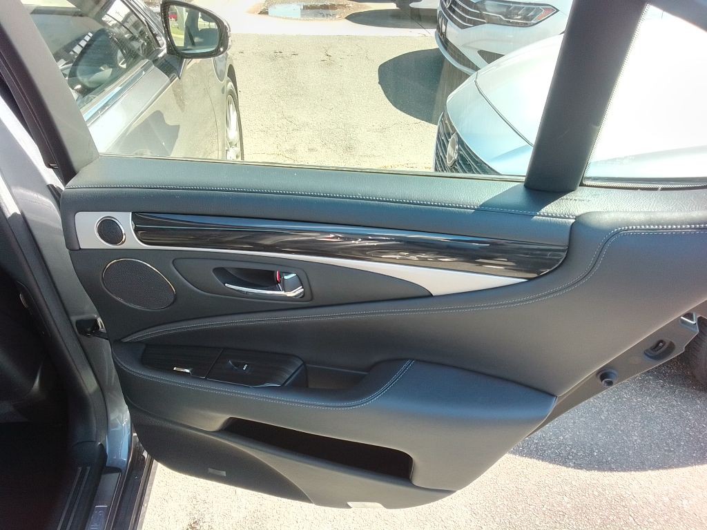 2015 Lexus LS Image 23