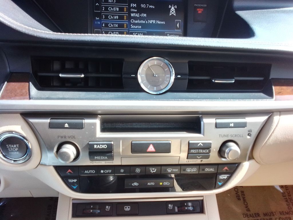 2015 Lexus ES Image 15