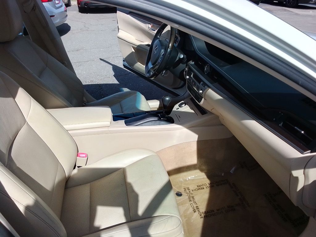 2015 Lexus ES Image 20