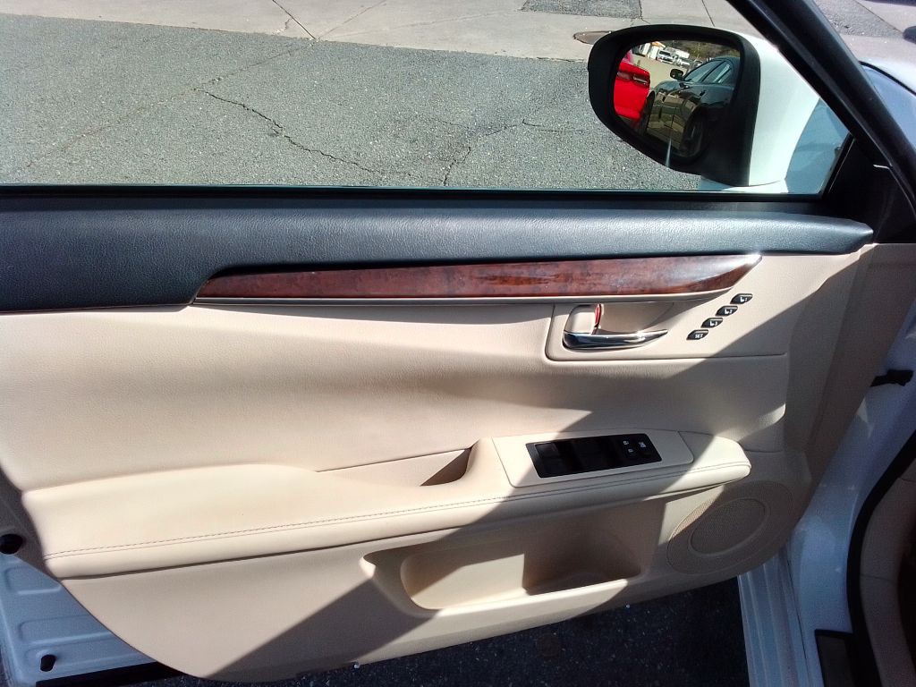 2015 Lexus ES Image 23