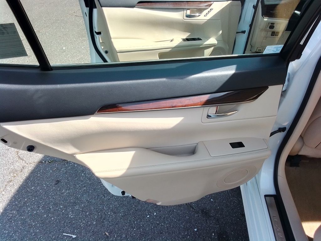 2015 Lexus ES Image 24