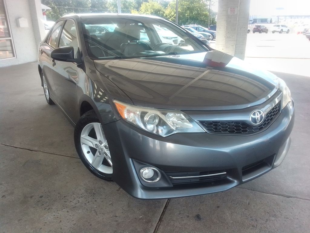 2014 Toyota Camry Image 2