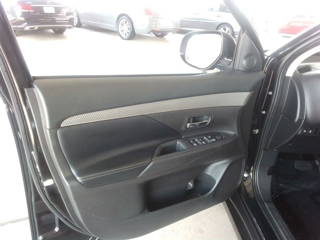 2020 Mitsubishi Outlander Image 23