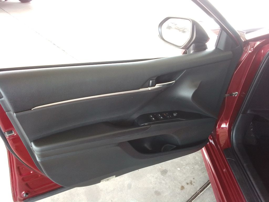 2018 Toyota Camry Image 17