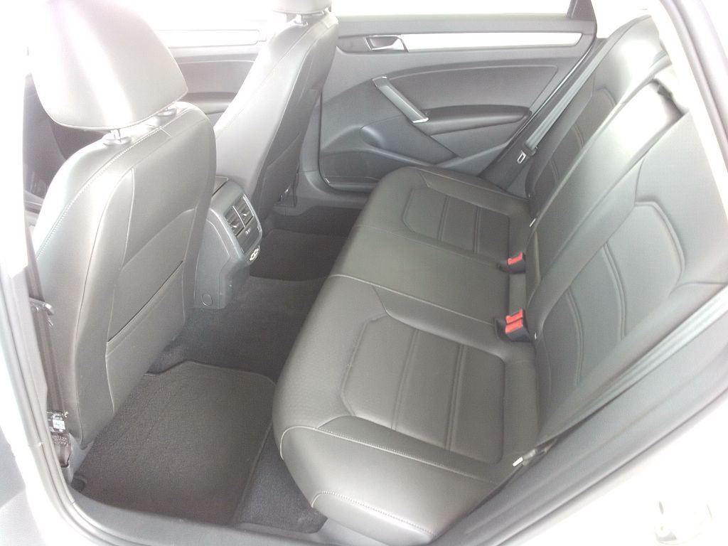 2021 Volkswagen Passat Image 17