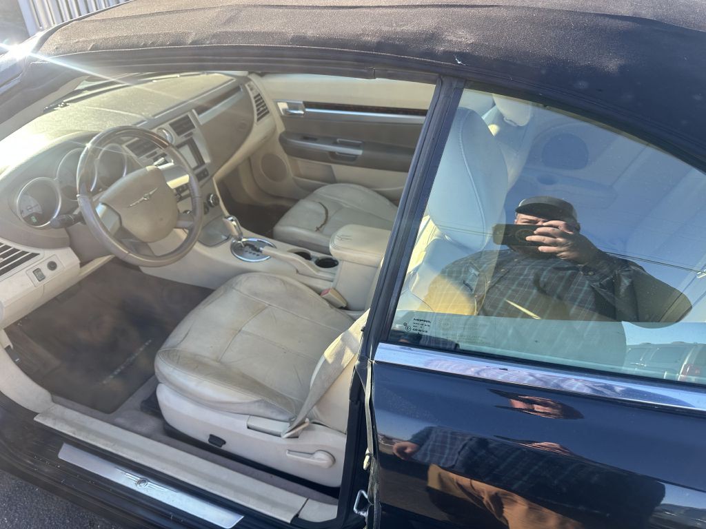 2008 Chrysler Sebring Image 2