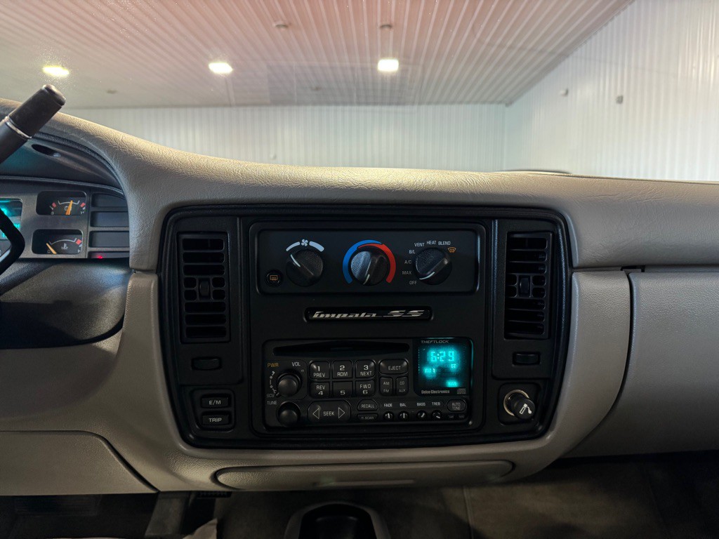 1995 Chevrolet Impala Image 32