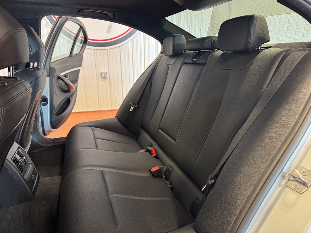 2016 BMW 3 Series Image 23