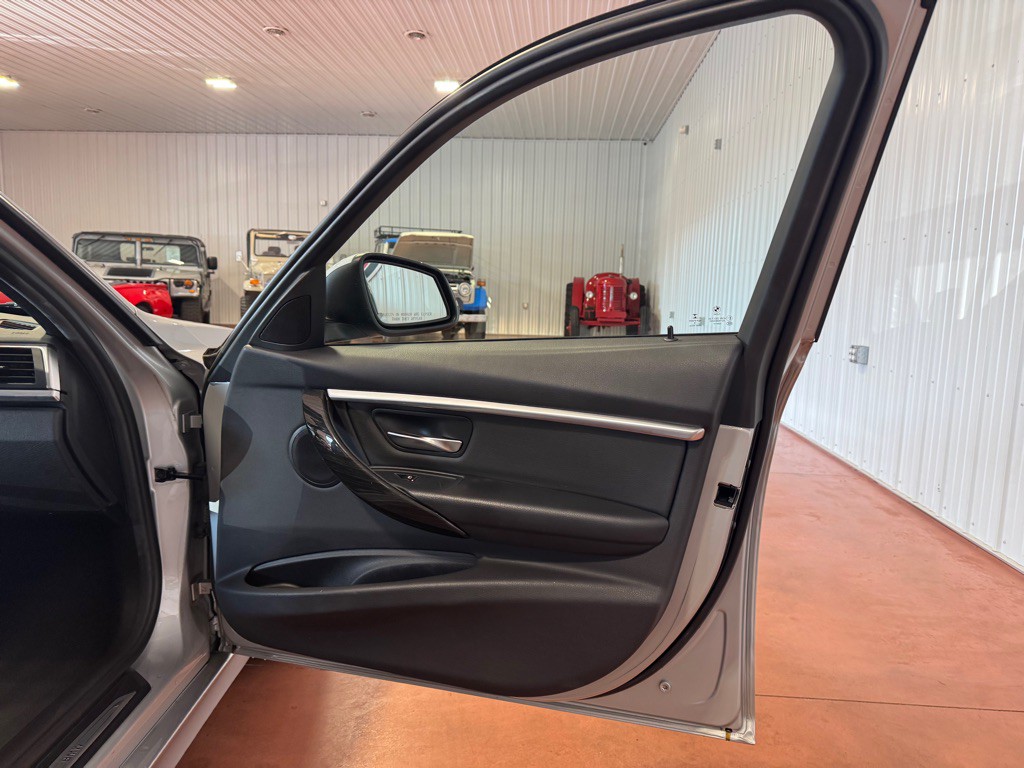 2016 BMW 3 Series Image 24