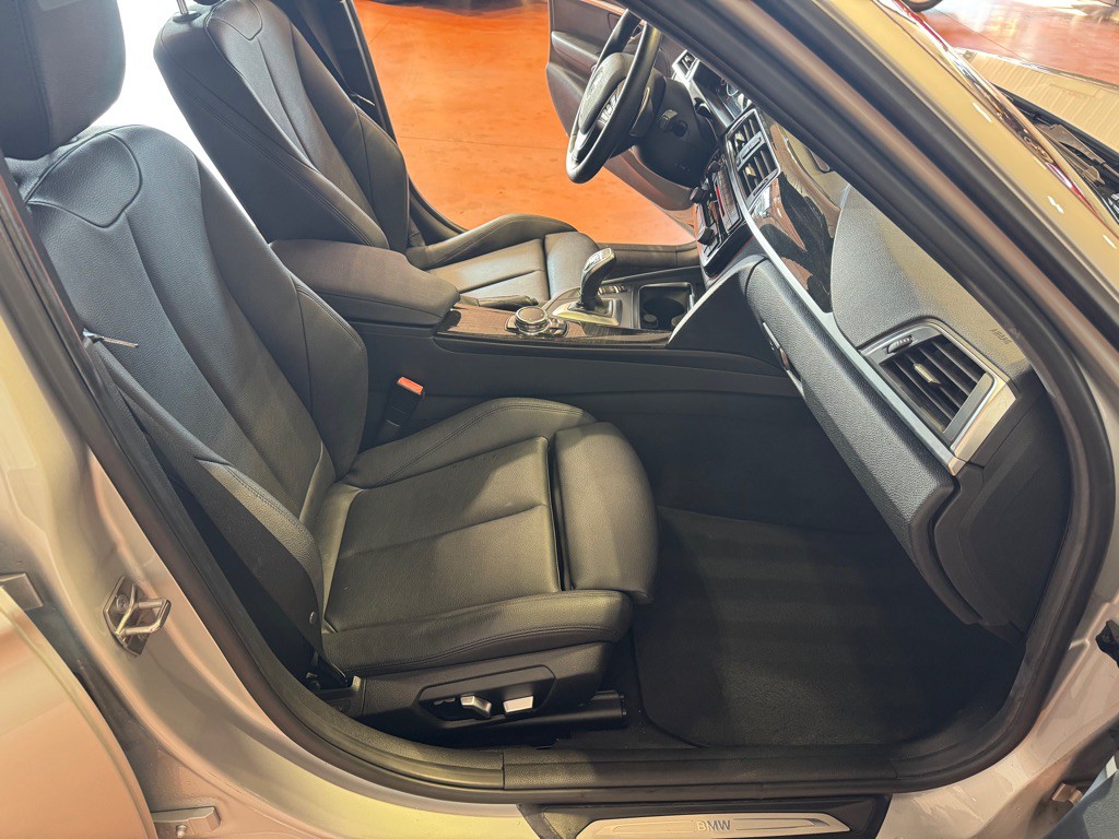 2016 BMW 3 Series Image 25