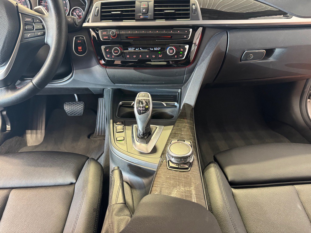 2016 BMW 3 Series Image 32