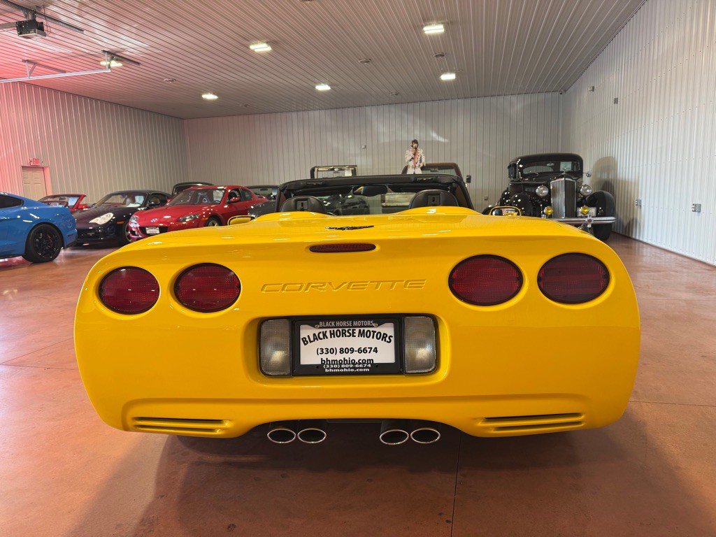 2004 Chevrolet Corvette Image 12